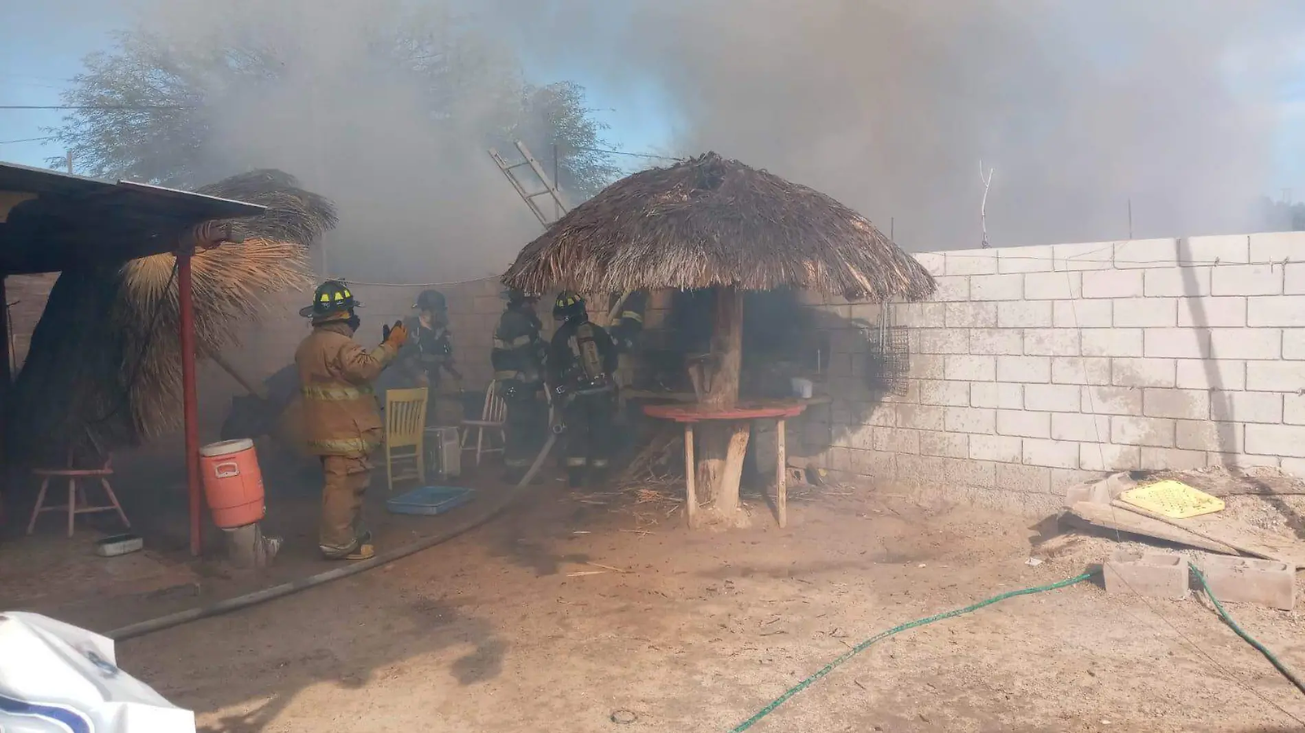 Incendio destruye una vivienda en la colonia del Bosque